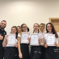 uczniowie podczas szkolenia Nowe trendy i techniki w kuchni polskiej-regionalnej