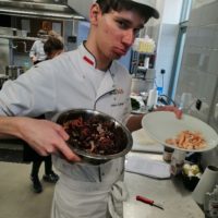 uczniowie podczas szkolenia Nowe trendy i techniki w kuchni polskiej-regionalnej