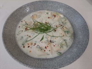 chłodnik z awokado i szparagami z kolendrą