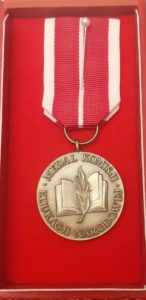 zdjęcie przedstawiający otrzymany Medal Komisji Edukacji Narodowej