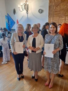 Panie Agnieszka Zomkowska i Marta Czajkowska z Panią Dyrektor Małgorzatą Świech-Twarowską