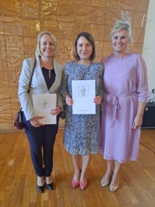 Panie Agnieszka Zomkowska i Marta Czajkowska z Panią Wiceprezydent Olsztyna Ewą Kaliszuk