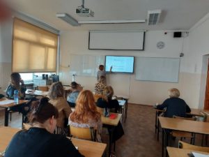 Pani Beata Borucka prezentuje nauczycielom możliwości wykorzystania monitora mulimedialnego oraz wizualizera na lekcji