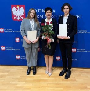 Uczniowie Weronika Durczak i Aleksander Czajkowski z Panią Dyrektor Wiolettą Róża Rutkowską