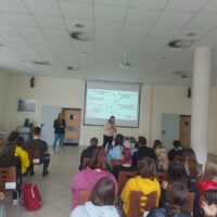 Studentki z Koła Naukowego Żywienia i Profilaktyki Żywieniowej UWM w Olsztynie omawiają skład chemiczny energetyków