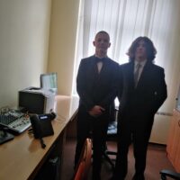 Uczniowie Adam Mozol i Adrian Nikołajuk w części technicznej Przyjaznego Pokoju Przesłuchań