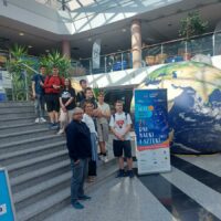 Młodzież z klasy 2k odwiedzająca wystawę interaktywną dotyczącą planet