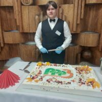 Jakub Grzeszczuk uczeń klasy 5 Tap przygotowany do krojenia jubileuszowego tortu