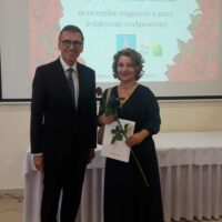 Pani Anna Deptuła z nagrodą Prezydenta Olsztyna na wspólnym zdjęciu z Piotrem Grzymowiczem