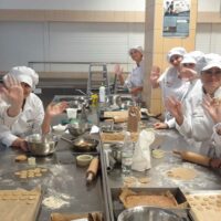 Uczniowie w trakcie sporządzania kruchych ciasteczek miodowych