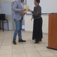 Pani Dyrektor Wioletta Róża Rutkowska wręcza kursantowi zaświadczenie ukończenia KKZ