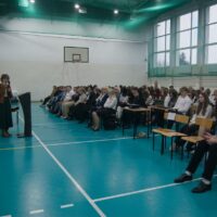 Społeczność szkolna podczas wykładu na temat twórczości Wisławy Szymborskiej