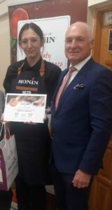 Dyrektor handlowy SCM Pan Robert Padiasek wręczajacy Oliwii dyplom