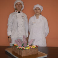 Amelia Kotlińska i Daria Adamczyk z pracą konkursową