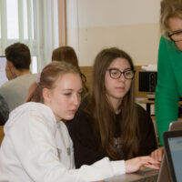 Uczniowie rozwiązują test online OWoR 2023