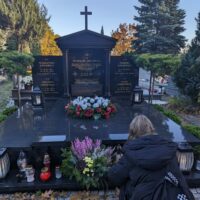 Zapalenie zniczy na grobie Stanisława Sawlewicza, uczestnika I i II wojny światowej