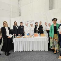 Pani Dyrektor Wioletta Róża Rutkowska wraz z osobami promującymi naszą szkołę.