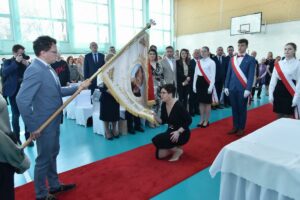 Przekazanie sztandaru przez poczet sztandarowy rodziców na ręce Pani Dyrektor Szkoły.