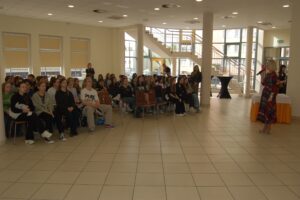 Pani wicedyrektor Jolanta Urbanek przedstawia ofertę edukacyjną naszej szkoły