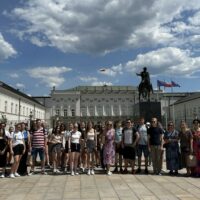 Spacer po Krakowskim Przedmieściu, pamiątkowe zdjęcie przed Pałacem Prezydenckim.