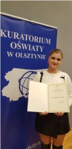 Alicja Smolińska z dyplomem gratulacyjnym