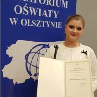 Alicja Smolińska z dyplomem gratulacyjnym