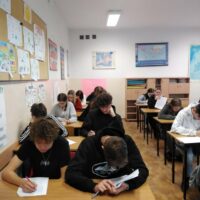 Młodzież rozwiązuje test konkursowy