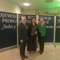 Pani dyrektor po wręczeniu certyfikatu z panią wizytator Anną Zdaniukiewicz oraz drem hab. Krzysztofem Ostaszewskim