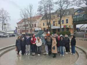 Zdjęcie grupowe uczestników wyjazdu z rzeźbą Króla Sielaw w Mikołajkach