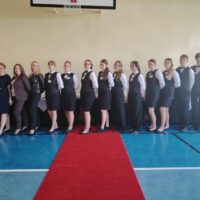 Wspólne zdjęcie nauczycieli i uczniów ZSG-S przed rozpoczęciem olimpiady