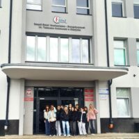 Klasa 1c przed budynkiem ZSM-E w Olsztynie