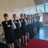 Wspólne zdjęcie uczniów z klas 2Ta, 2Tc i 2Tl przygotowanych do obsługi uroczystości