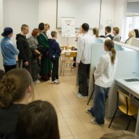 Zwiedzanie przez ósmoklasistów pracowni oceny sensorycznej