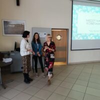 Przywitanie pań położnych przez wicedyrektor ZSG-S, panią Jolantę Urbanek