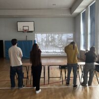 Uczniowie klasy 1Tb w postawie stojącej