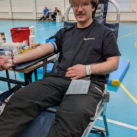Zadowolony uczeń podczas akcji poboru krwi
