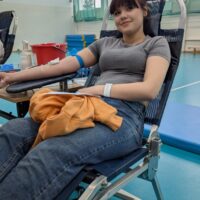 Zadowolona uczennica podczas akcji poboru krwi
