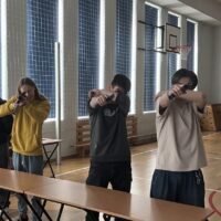 Przyjęcie postawy stojącej w wykonaniu uczniów klasy 1Tb