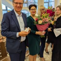 Wręczenie podziękowań dyrekcji i nauczycielom za ostatnie 5 wspólnych lat