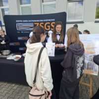 Ósmoklasiści uczestniczą w konkursie wiedzy gastronomicznej Black box