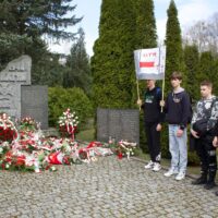 Minuta ciszy w hołdzie ofiarom przed Pomnikiem Katyńskim