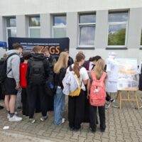 Ósmoklasiści odwiedzają stoisko naszej szkoły