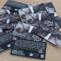 Przypinki otrzymane w ramach akcji Podziel się Guzikiem organizowanej przez Muzeum Katyńskie oraz Narodowe Centrum Kultury