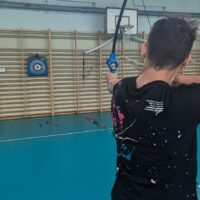 Uczniowie podczas strzelania z łuku - jedna z konkurencji turnieju
