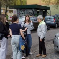 Uczennice klasy 2Ts w ramach akcji - Podziel się Guzikiem, rozdawały przechodniom repliki guzika z polskiego munduru oficerskiego odnalezionego w Lesie Katyńskim
