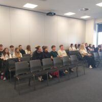 Zasłuchani uczniowie klasy 2Tb podczas prelekcji