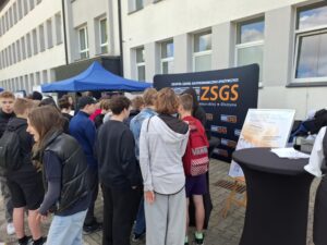 Nasze stoisko z ogromnym zainteresowaniem wśród ósmoklasistów