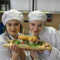 Prezentacja burgerów ze śledziem i serem pleśniowym