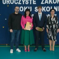 Pamiątkowe zdjęcie ucznia z najwyższą średnią w szkole wraz z rodzicami