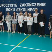 Wspólne zdjęcie uczniów z certyfikatami za udział w projekcie